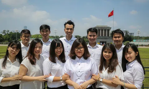 Những gương mặt thanh niên ưu tú Việt Nam xúc động viếng Lăng Chủ tịch Hồ Chí Minh